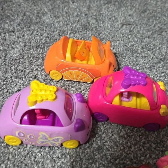 Shopkins Colorful Toy Set with 3 Cars (22 total pieces) - Picture 3 of 3